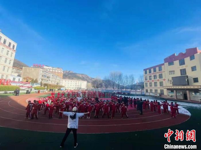 圖為街舞老師教授藏族學子跳街舞?！￡惿菩?攝