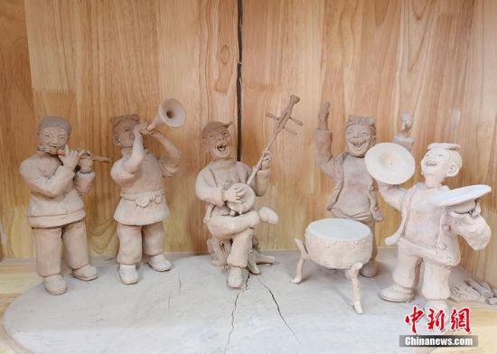 圖為泥塑作品展現(xiàn)人們娛樂場景。 劉玉桃 攝