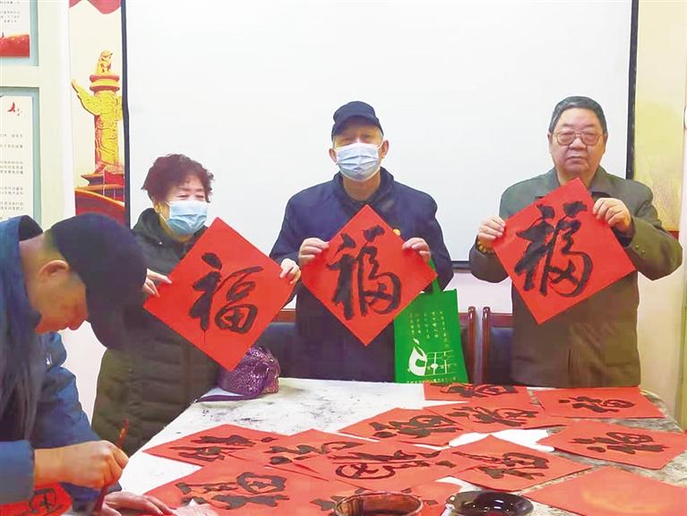 蘭州：“幸福敲門 新春送?！被顒忧榕f家