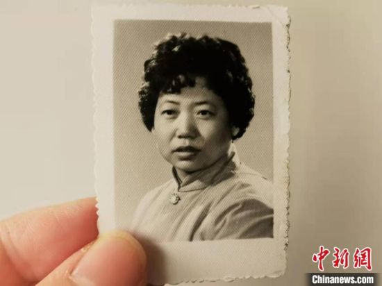 圖為20世紀(jì)80年代，蘭州照相館拍攝的人物肖像照，如今仍然有很多人選擇拍攝這樣的照片留作紀(jì)念。　王牧雨 攝