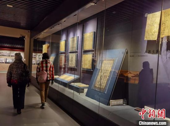 圖為蘭州市民參觀博物館展品?！⌒煅?攝