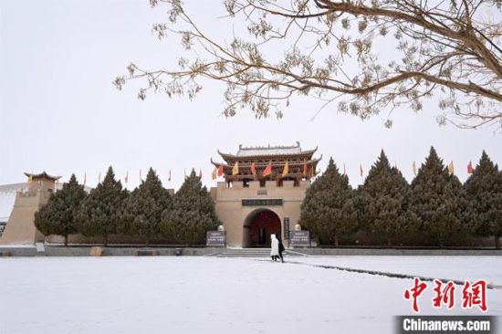 圖為2月17日，游人在鳴沙山月牙泉景區(qū)內體驗大漠雪景?！《鼗褪形穆镁止﹫D