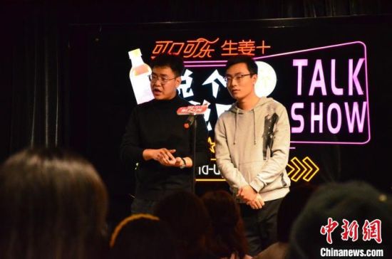 圖為脫口秀演員搭檔表演。　楊娜 攝