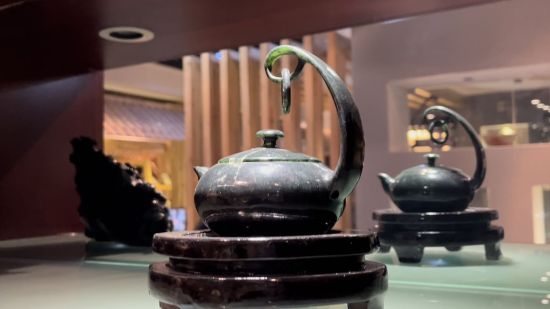 圖為酒泉夜光杯廠里陳列的夜光杯茶藝文化產(chǎn)品——精品懸環(huán)玉壺。王牧雨