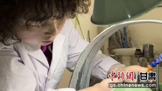 夜光杯制作學(xué)徒謝小琴坦言，雖工作枯燥，但是能夠掌握國家級非遺技藝是很自豪的。王牧雨 攝