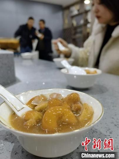 圖為酒泉美食“糊鍋”?！∫蟠河?攝