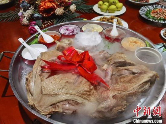 圖為酒泉美食“漢蒸全羊”?！●T志軍 攝