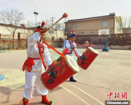圖為劉玉均(右一)身穿青花服與隊員一起練習(xí)動作?！堟?攝