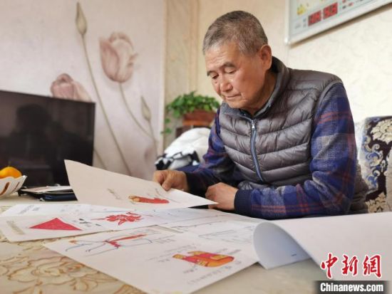圖為陸鵬飛向記者展示多年帶隊的手寫筆記?！堟?攝
