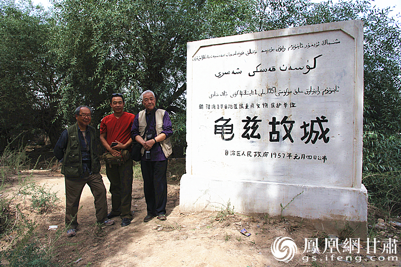庫車是古代龜茲語，意為“龜茲人的城”，乃絲綢之路重鎮(zhèn)。2016年，蘇朗（右）、文巖（左）等藝術(shù)家前往庫車龜茲故城遺址采風(fēng)。楊文遠(yuǎn) 攝