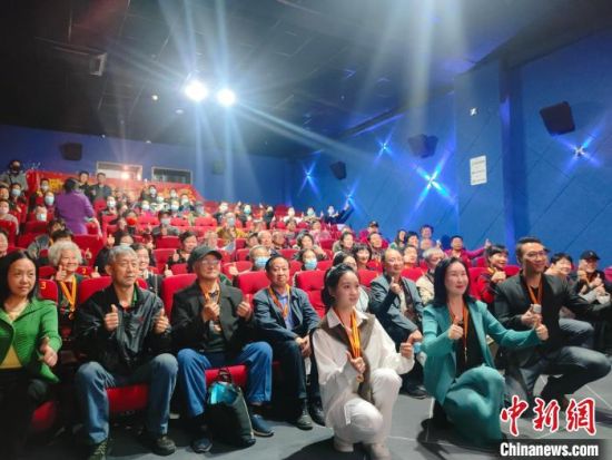 《浴血誓言》主創(chuàng)團隊與到場的紅軍后代合影?！￡愡x斌 攝