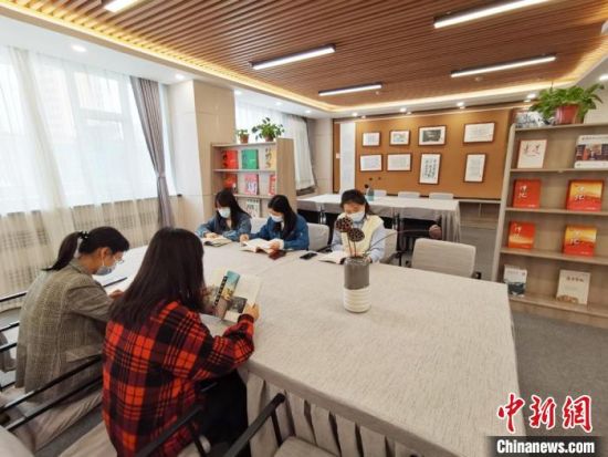 近日，在國(guó)網(wǎng)甘肅電力黨校職工書屋，正在舉行青年職工讀書交流活動(dòng)?！⌒煅?攝