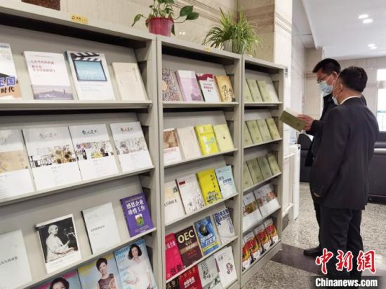 圖為國(guó)網(wǎng)甘肅電力黨校的職工書架?！⌒煅?攝