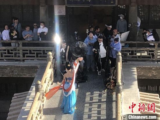 圖為5月以來，“奧大?！敝辈ガF(xiàn)場引游客圍觀?！《鼗褪形麄鞑抗﹫D