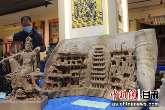 連日來，甘肅省工藝美術(shù)行業(yè)評審認(rèn)定工作會議在蘭州舉行。圖為以敦煌莫高窟為題材的木雕作品《守護(hù)》。徐雪 攝