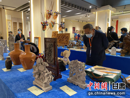 來自全省的近800件作品進(jìn)入專家評審環(huán)節(jié)，作品涵蓋雕塑雕刻、漆器、工藝花畫等多個(gè)類別。徐雪 攝