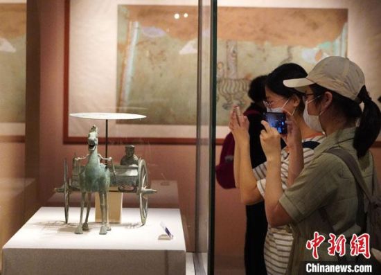 圖為參觀者參觀“大道攸歸：五涼文化展”展陳文物?！【琶赖┰?攝