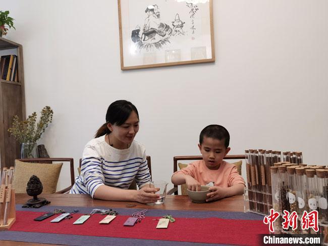 圖為魯雯為小學(xué)員授課和培訓(xùn)?！●T志軍 攝