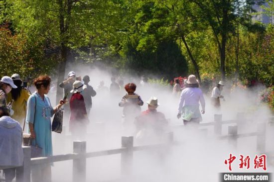 蘭州市寓言故事園化身“瑤池”仙境美景，吸引不少市民前來觀賞、拍照?！【琶赖┰?攝