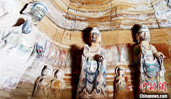 北石窟寺窟內(nèi)造像因受水顯得斑駁。　艾慶龍 攝