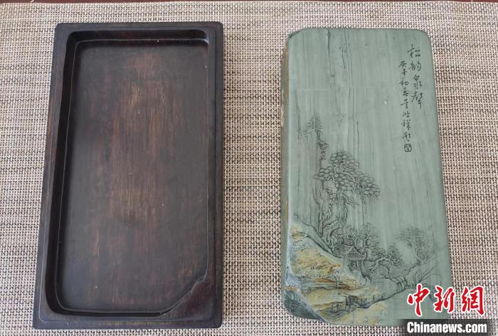 圖為甘肅甘南州洮硯藝人為提升洮硯文化內(nèi)涵，制作“一盒一拓”成品展示。(資料圖) 張婧 攝