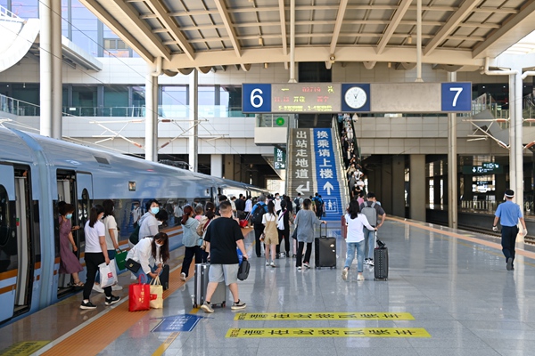 暑運(yùn)大幕開(kāi)啟。蘭州鐵路局供圖