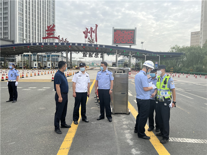7月13日，蘭州市紀(jì)委監(jiān)委第四監(jiān)督檢查室聯(lián)合市紀(jì)委監(jiān)委派駐市公安局紀(jì)檢監(jiān)察組檢查環(huán)蘭檢查站疫情防控措施落實(shí)情況。.jpg