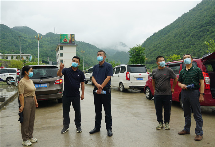 7月13日，隴南市徽縣紀(jì)檢監(jiān)察干部到嘉陵火車站督查疫情防控工作。張麗娟 攝.JPG