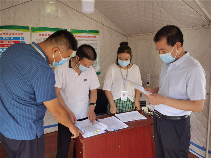 7月18日，慶陽市紀(jì)委監(jiān)委督查組在慶陽汽車北站了解來慶返慶人員信息登記、四級網(wǎng)格落實(shí)等疫情防控措施落實(shí)情況。 張霖森 攝.jpg