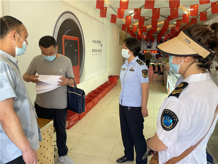7月20日，定西市漳縣紀(jì)委監(jiān)委駐縣衛(wèi)生健康局紀(jì)檢監(jiān)察組抽調(diào)縣市場監(jiān)管局、衛(wèi)建局工作人員,深入新寺鎮(zhèn)萬家超市查看人員出入登記、環(huán)境消殺等。 蔣湘濤 攝.jpg