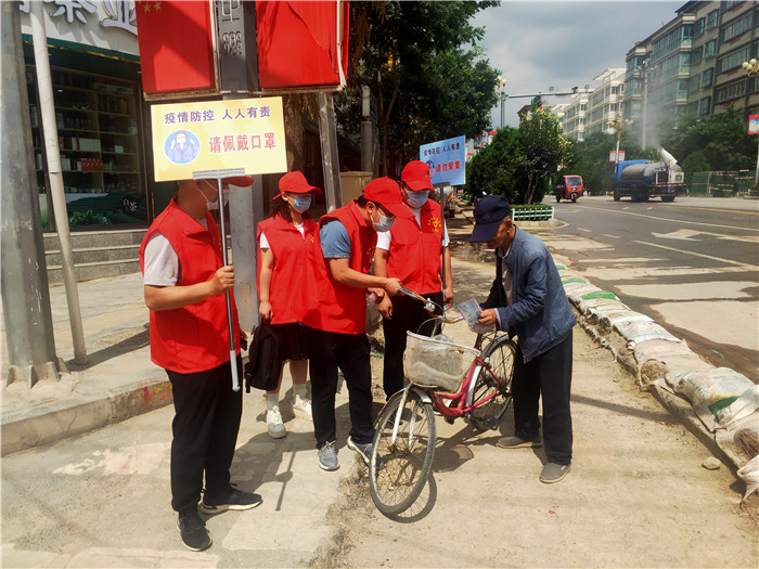 7月21日，定西市通渭縣紀(jì)委監(jiān)委機(jī)關(guān)志愿者在城區(qū)開展“不聚集、戴口罩”志愿活動。.jpg
