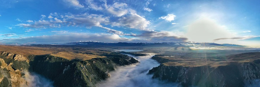 甘肅山丹馬場(chǎng)：峽谷云霧似仙境。 王超攝