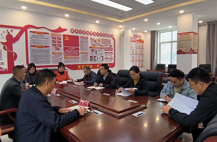 10月19日，康縣紀(jì)委監(jiān)委組織部分班子成員，辦公室、信訪室、案管室、審理室、紀(jì)檢監(jiān)察室等相關(guān)工作人員開展黨的二十大報告專題討論。.jpg