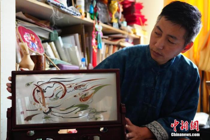 圖為劉云帆展示敦煌元素的刺繡作品。 中新社發(fā) 謝秉錫 攝