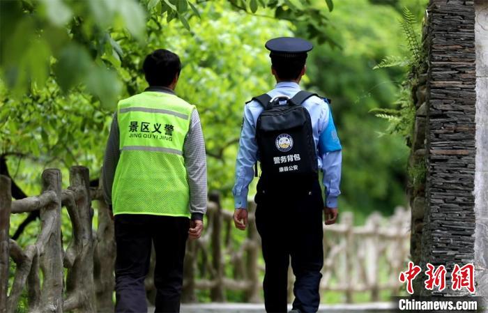 圖為民警背警務小包在轄區(qū)景區(qū)開展工作。(資料圖) 甘肅省公安廳供圖