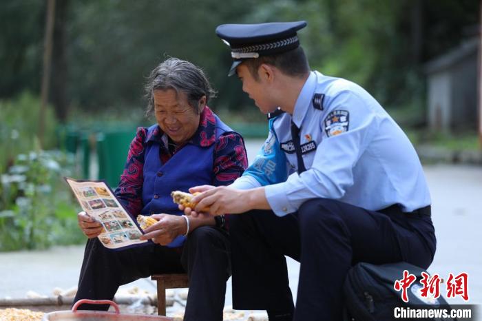 圖為民警背警務小包給民眾宣講政策。(資料圖) 甘肅省公安廳供圖