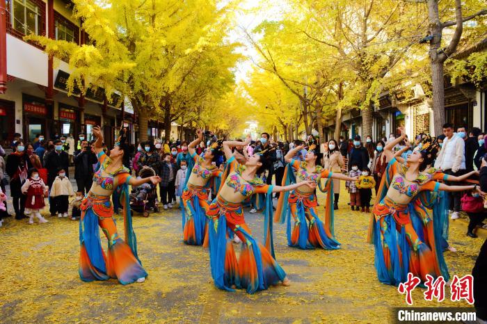 圖為秦州區(qū)文旅局組織的舞蹈隊(duì)帶來(lái)的舞蹈《絲路》?！∏刂輩^(qū)委宣布供圖