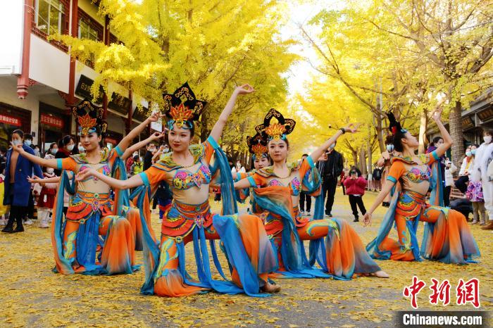 圖為秦州區(qū)文旅局組織的舞蹈隊(duì)帶來(lái)的舞蹈《絲路》。　秦州區(qū)委宣布供圖