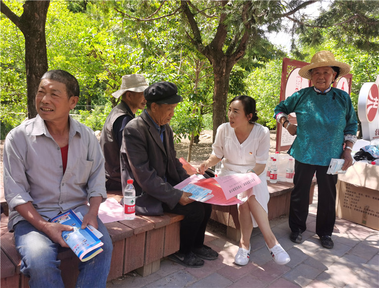 5.宕昌縣新城子藏族鄉(xiāng)紀(jì)委開展信訪舉報(bào)宣傳，幫助廣大基層黨員干部提高黨紀(jì)法規(guī)意識(shí).jpg