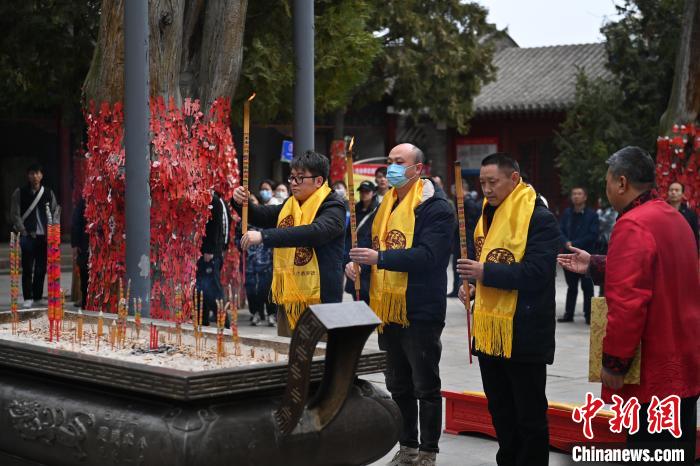 在甘肅天水市伏羲廟內(nèi)，參祭者雙手持香，祭拜人文始祖伏羲?！±顏嘄?攝