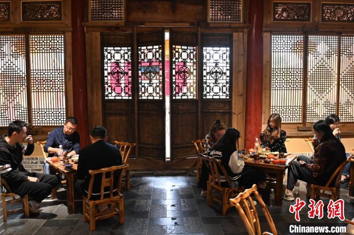 圖為甘肅天水市秦州區(qū)平南鎮(zhèn)蘇灣村民俗莊園內(nèi)的“圍爐煮茶”網(wǎng)紅打卡點。(資料圖) 李亞龍 攝