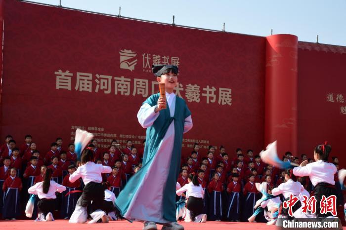 圖為學(xué)生們?cè)陂_幕式上誦讀經(jīng)典?！×赫赵?攝