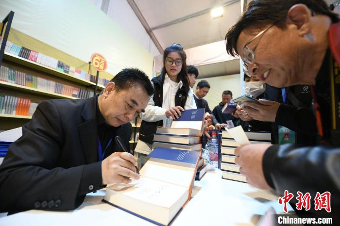 圖為作家王躍文現(xiàn)場(chǎng)簽名售書?！×赫赵?攝