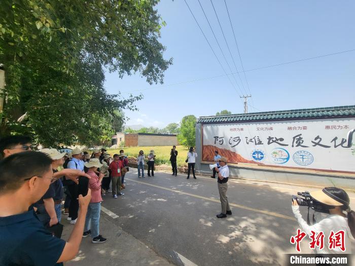 圖為中國(guó)地質(zhì)大學(xué)(北京)教授張緒教介紹村落情況。　胡友軍 攝