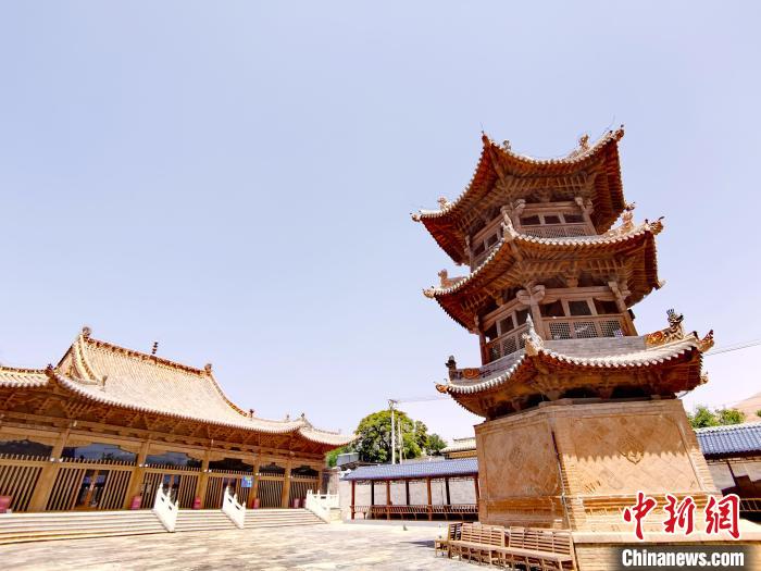 圖為阿河灘清真寺局部?！?zhí)砀?攝