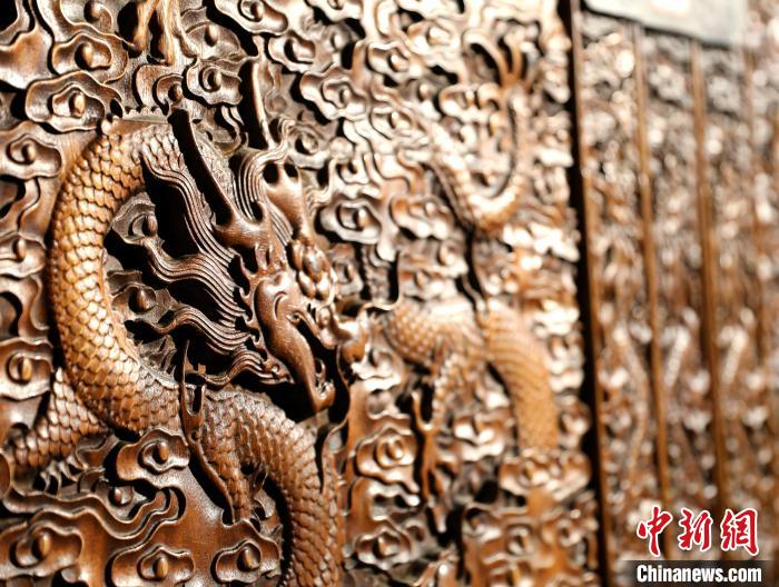 圖為青海永錄民俗博物館內(nèi)珍藏的中式家具細(xì)節(jié)展示?！⊙Φ?攝