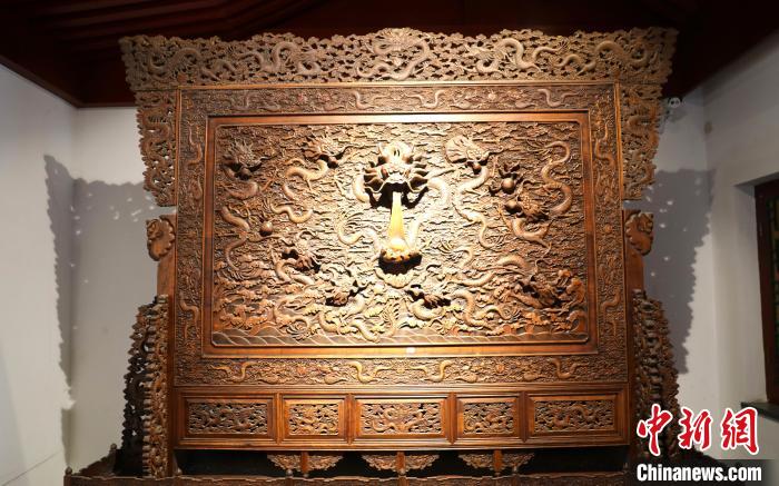 圖為青海永錄民俗博物館內(nèi)珍藏的中式家具?！⊙Φ?攝