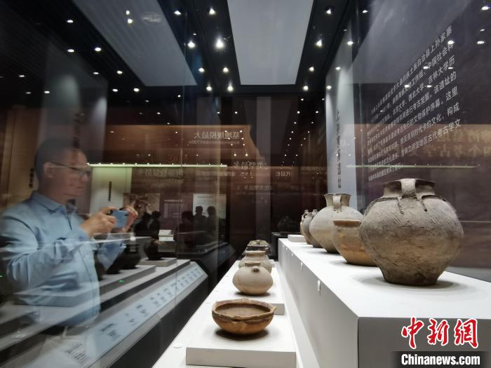 圖為河湟文化博物館展陳的陶器?！?zhí)砀?攝