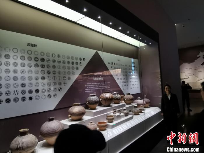 圖為河湟文化博物館展示的當地出土彩陶的紋飾類別?！?zhí)砀?攝