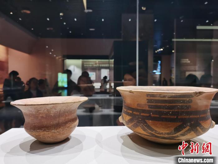 圖為河湟文化博物館展陳的陶器。　張?zhí)砀?攝